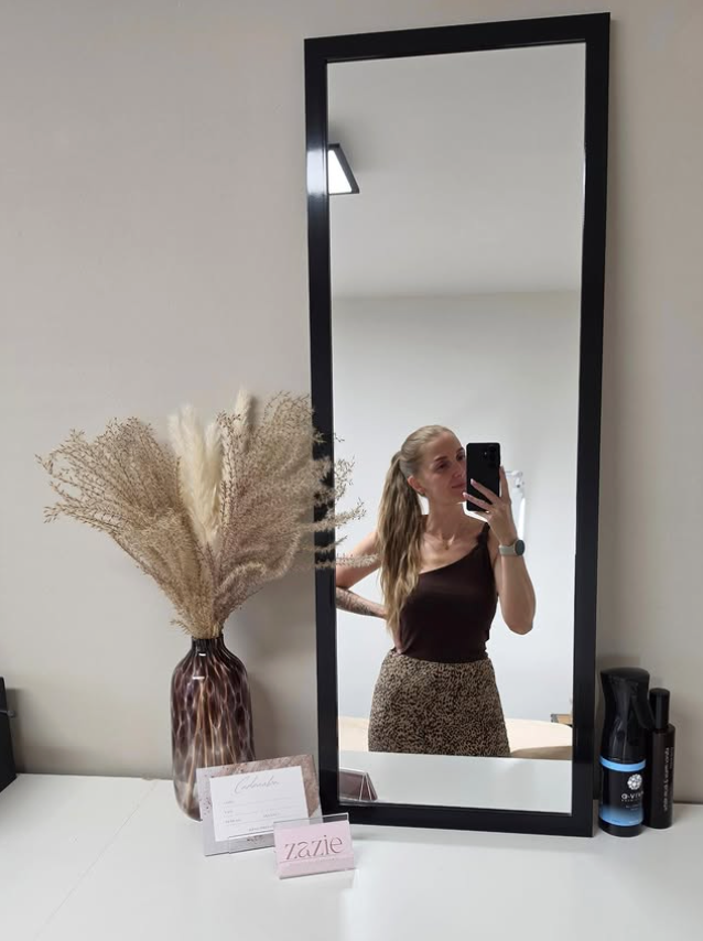 De studio van Zazie Beauty met spiegel en pampasgras